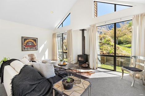 Photo of property in 16 Harrys Close, Arthurs Point, Queenstown, 9371