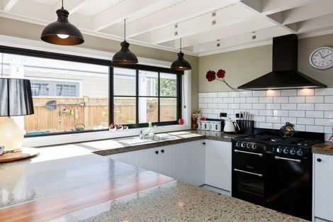 Photo of property in 5 Colombo Street, Hokowhitu, Palmerston North, 4410