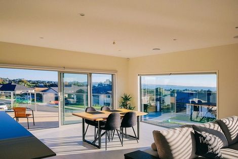 Photo of property in 25 Woodridge Drive, Stanmore Bay, Whangaparaoa, 0932