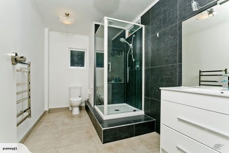 Photo of property in 2/33 Hyde Road, Rothesay Bay, Auckland, 0630