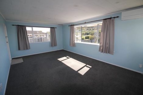 Photo of property in 14b Bayswater Place, Newlands, Wellington, 6037