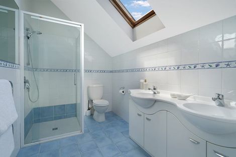 Photo of property in 3 Napuka Road, Henderson Valley, Auckland, 0612