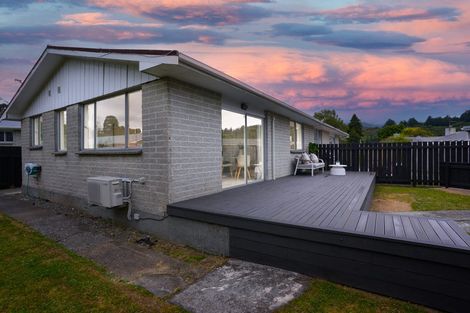 Photo of property in 5a Sequoia Place, Maoribank, Upper Hutt, 5018