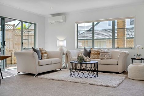 Photo of property in 2/202 Botany Road, Botany Downs, Auckland, 2010