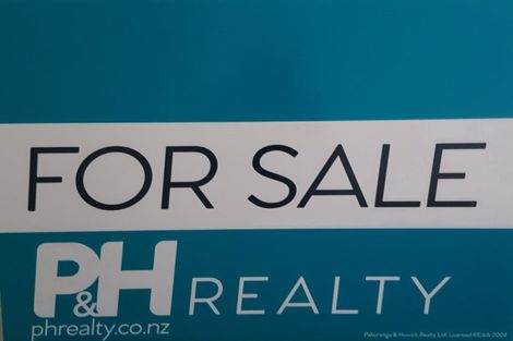 Photo of property in 5 De Quincey Terrace, Highland Park, Auckland, 2010