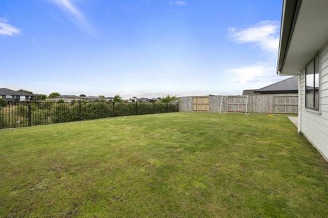 Photo of property in 21 Sardinia Grove, Fitzherbert, Palmerston North, 4410