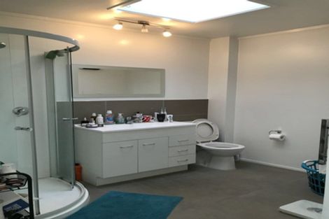 Photo of property in 1/309 Wairau Road, Totara Vale, Auckland, 0627