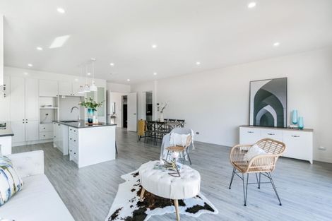 Photo of property in 6 Rauaruhe Road, Karaka, Papakura, 2113