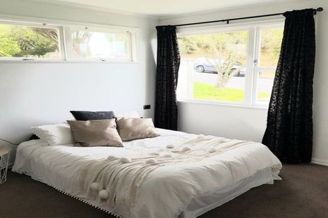 Photo of property in 48 Brooker Grove, Newlands, Wellington, 6037