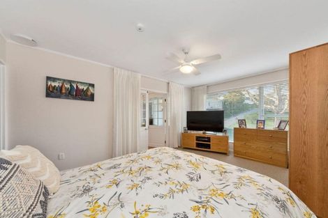 Photo of property in 100 Lantana Road, Green Bay, Auckland, 0604