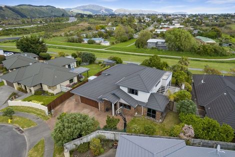Photo of property in 32 Quadrant Heights, Paraparaumu, 5032