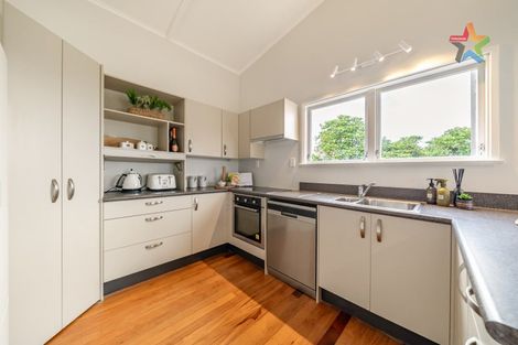 Photo of property in 10 Walnut Way, Maungaraki, Lower Hutt, 5010