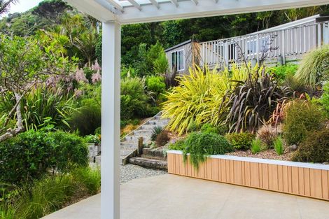 Photo of property in 15 Piha Road, Piha, New Lynn, 0772