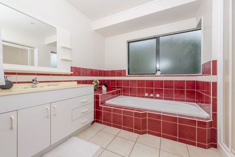Photo of property in 11 Queen Natalie Place, Massey, Auckland, 0614