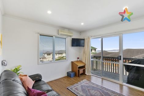 Photo of property in 8 Bennett Grove, Newlands, Wellington, 6037