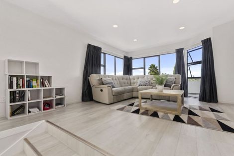 Photo of property in 18 Javelin Place, West Harbour, Auckland, 0618