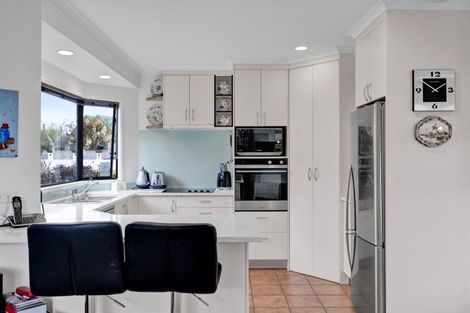 Photo of property in 10 Taylor Place, Merrilands, New Plymouth, 4312