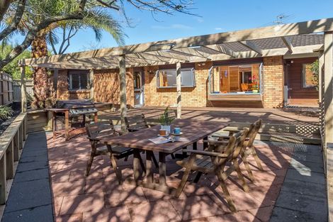 Photo of property in 1/47 Headcorn Place, Botany Downs, Auckland, 2010