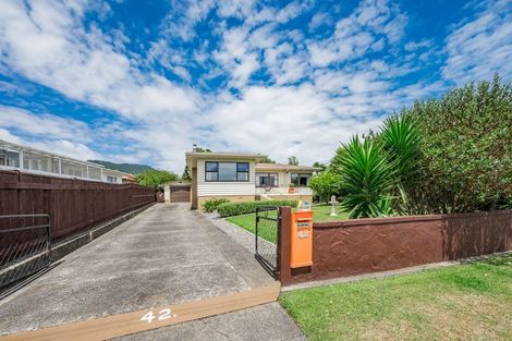 Photo of property in 42 Kaitawa Crescent, Paraparaumu, 5032