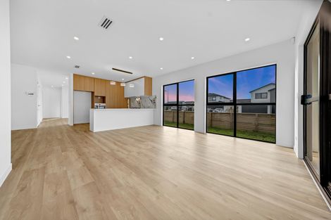 Photo of property in 28 Korowhiti Road, Clarks Beach, 2122