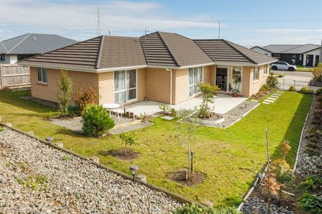 Photo of property in 14 Atlantic Drive, Fitzherbert, Palmerston North, 4410