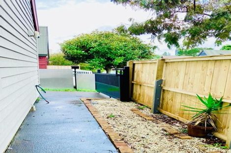 Photo of property in 2 Caspian Close, New Lynn, Auckland, 0600