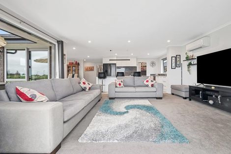 Photo of property in 14 Poutawa Lane, Clarks Beach, 2122