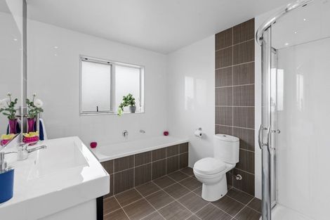 Photo of property in 78 Lake Panorama Drive, Henderson Valley, Auckland, 0612