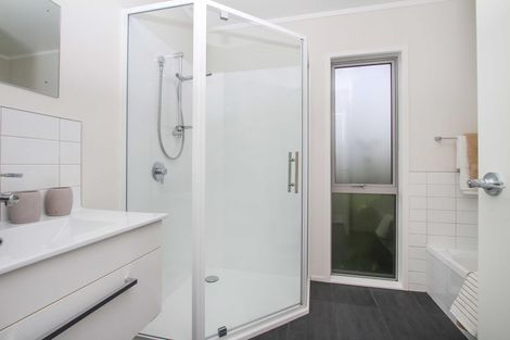 Photo of property in 29a Sylvan Crescent, Te Atatu South, Auckland, 0610