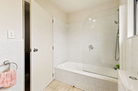 Photo of property in 3/6 Nimstedt Avenue, Oteha, Auckland, 0632