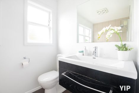 Photo of property in 27 Spenmoor Street, Newlands, Wellington, 6037