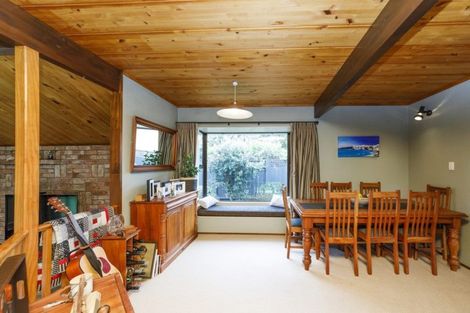 Photo of property in 11 Hillgrove Place, Fitzherbert, Palmerston North, 4410