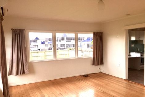Photo of property in 136 Onewa Road, Northcote, Auckland, 0627