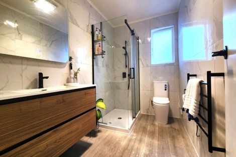 Photo of property in 15 Sherwood Avenue, Te Atatu South, Auckland, 0610