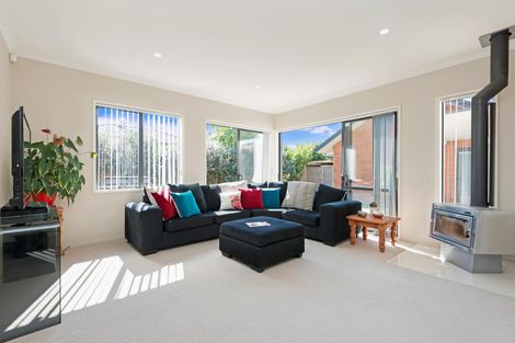 Photo of property in 19 Fairbairn Place, East Tamaki Heights, Auckland, 2016
