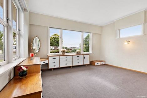 Photo of property in 14 Taikata Road, Te Atatu Peninsula, Auckland, 0610