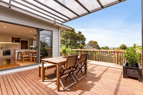 Photo of property in 122 Island Bay Road, Beach Haven, Auckland, 0626