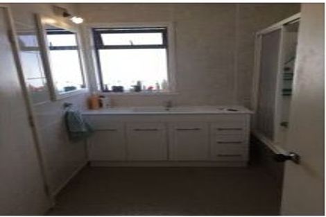 Photo of property in 11 Aplin Place, Birkdale, Auckland, 0626