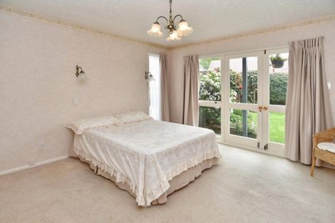 Photo of property in 17 Clivedon Place, Redwood, Christchurch, 8051