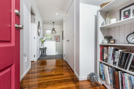 Photo of property in 15 Welland Place, Hillcrest, Auckland, 0627