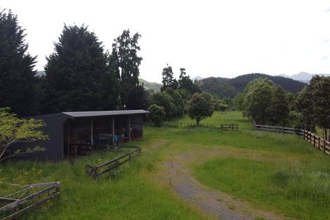 Photo of property in 424 Tararua Road, Levin, 5571