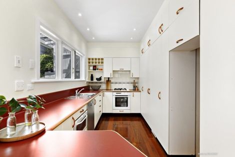 Photo of property in 18 North Terrace, Kelburn, Wellington, 6012