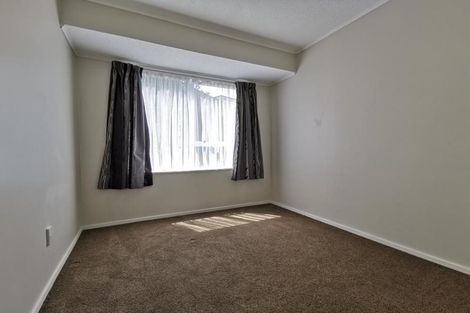 Photo of property in 12 Evesham Place, Newlands, Wellington, 6037