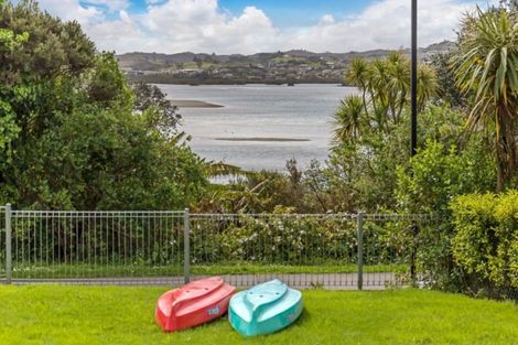 Photo of property in 32 Pohutukawa Avenue, Red Beach, 0932