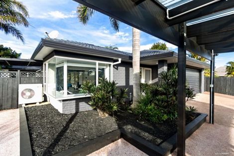 Photo of property in 22 John Lister Close, Golflands, Auckland, 2013