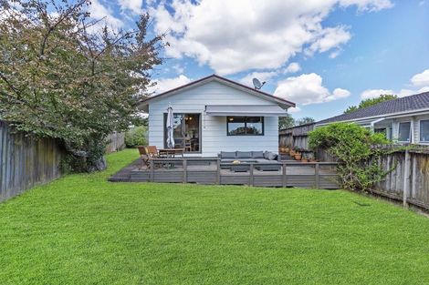 Photo of property in 2/22 Minaret Drive, Bucklands Beach, Auckland, 2014