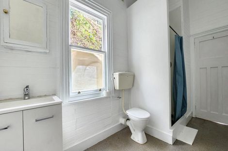 Photo of property in 72 Kelburn Parade, Kelburn, Wellington, 6012