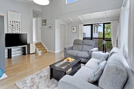 Photo of property in 30 Mannering Place, Hillcrest, Auckland, 0627