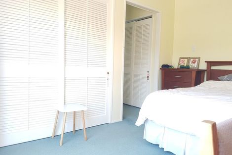 Photo of property in 38 Deverell Place, Northcross, Auckland, 0632