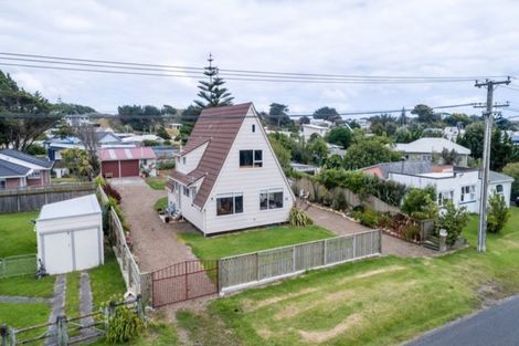 Photo of property in 14 Holben Parade, Foxton Beach, Foxton, 4815